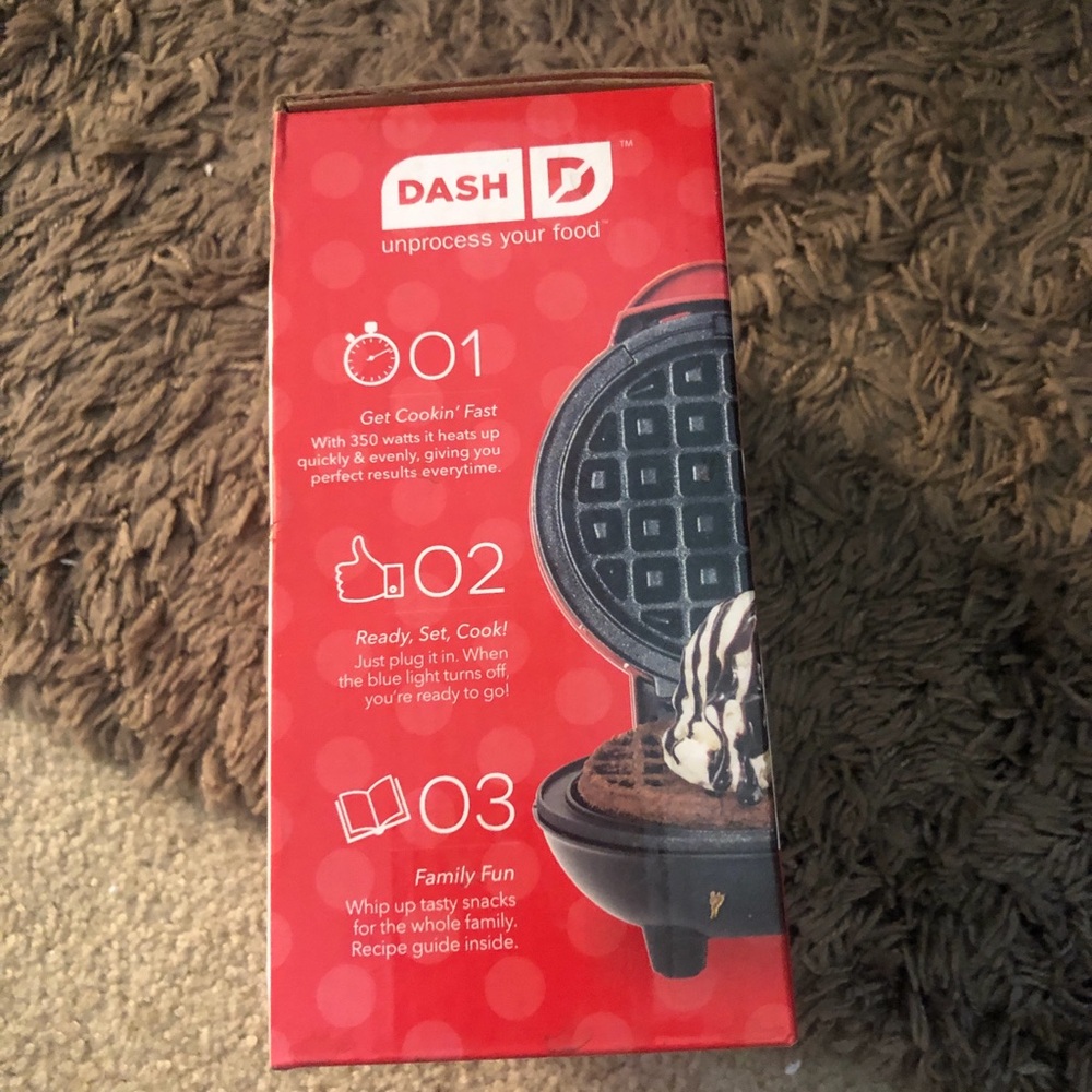 Mini Red Waffle Maker - Picture 5 of 7